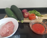 Foto del paso 1 de la receta: Calabacines rellenos con salsa semi boloñesa de pavo picado
