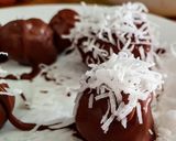 Foto del paso 2 de la receta: UCHUVAS Y 🍓FRESAS vestidas de Chocolate y🥥Coco...!