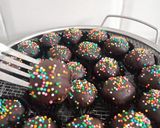 Foto langkah ke 6 dari resep Bola-Bola Coklat Sprinkle.