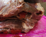 Foto del paso 4 de la receta: 🥩🍖Roast Beef al horno mechado con morrones y ajos sobre colchón de papas y cebollas 🍖🥩