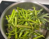 Hình bước làm 4 của món Canh Khoai Môn Nấu Rau Muống Rau Nhút