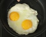 A picture of step 3 of Fried Egg with Scallions by Devina Hermawan.