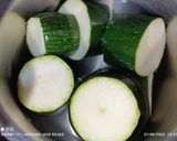 Foto del paso 1 de la receta: Calabacín relleno de gambitas rojas