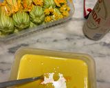 Foto del passaggio 2 della ricetta Fiori di zucca ripieni in pastella di zafferano