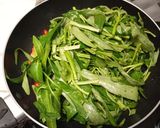 Foto langkah ke 3 dari resep Tumis Kangkung Telur Puyuh.