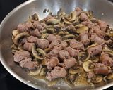 Foto del paso 4 de la receta: Alubias Blancas de Bote Exprés con Salchichas de Pollo y Champiñones