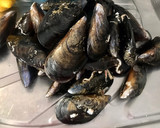 Foto del paso 1 de la receta: Mejillones en salsa con jengibre y lima y un toque picante 🌶