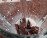 A picture of step 1 of Triple Layer Oreo Chocolate Shake.