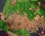 รูปขั้นตอนการทำที่ 2 ของ ผัดกะเพราหมูสับ,เส้นบุกสาหร่าย- คีโต