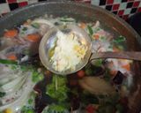 Foto langkah ke 4 dari resep Soup Ayam Jamur.