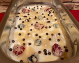 Foto del paso 6 de la receta: Helado de chocolate blanco con frutos rojos bañados en chocolate blanco y sirope de chocolate blanco
