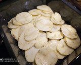 Foto del paso 3 de la receta: Merluza con Muselina de Ajo y Guarnición con Pasas al Oporto
