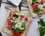 शेजवान चीज़ ब्रेड पिज़्ज़ा (Schezwan cheese bread pizza recipe in Hindi) रेसिपी चरण 3 फोटो