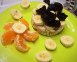 Foto del paso 3 de la receta: Desayuno saludable: galleta de arroz, banana y ciruelas secas