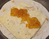 Foto del paso 4 de la receta: Quesadilla de queso y mermelada de naranja amarga
