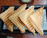 प्याज टमाटर चीज़ सैंडविच (Pyaz tamatar cheese sandwich recipe in hindi) रेसिपी चरण 4 फोटो