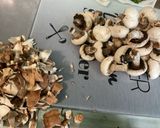 Une image de l'étape 1 de Champignons de Paris bruns sautés à la coriandre.