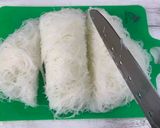 A picture of step 2 of Shiitake powder adds the Umami taste - fried rice noodles with plenty of chicken.