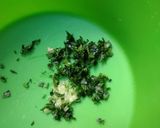 Foto del paso 1 de la receta: Buñuelos de cabos de espinaca
