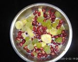 A picture of step 4 of Grapes pomegranate banana custard.