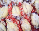 Foto del paso 5 de la receta: Arroz al Horno con Alitas de Pollo y Secreto Ibérico en Fuente de Barro