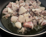 Foto del paso 1 de la receta: Arroz meloso con calamares encebollados