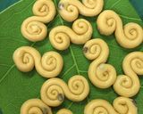 Foto langkah ke 6 dari resep Roti maryam kismis karamel.