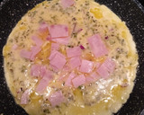 Foto del paso 2 de la receta: Tortilla francesa: Jamón con queso y cebolla