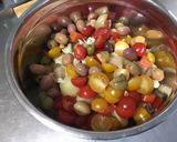 Une image de l'étape 8 de Salade de pommes de terre aux tomates, poivrons, artichauts et olives.