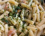 Foto del passaggio 4 della ricetta Rigatoni con gamberi, zucchine, cipollotto e buccia di limone