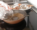 Foto del paso 5 de la receta: Ensalada templada de setas, alcachofas en escabeche y gambas