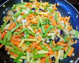 Foto del paso 2 de la receta Variado de verduras con huevos fritos
