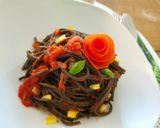 Pas rețetă Spaghete negre cu cerneală de sepie și sos de roșii picant 1 fotografie