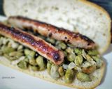 Foto del paso 5 de la receta Bocadillo de longanizas con habitas y cebolla confitadas