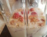 A picture of step 2 of My Strawberry & Linseed and Goji Berries Milkshake.