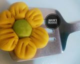 A picture of step 4 of Flower Cookie.