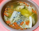 居家辦公簡易餐～竹筍鱸魚雞腿湯的食譜步驟2照片