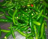 A picture of step 1 of Bhuni huyi hari mirch ka achhar.