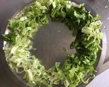 Une image de l'étape 1 de Salade d été tomates farcies jambon feta menthe lit de laitue et carottes râpées.