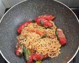 Foto langkah ke 2 dari resep Mie Goreng Rawit Wijen.