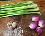 A picture of step 2 of Bún Thịt Nướng with Scallion Oil.