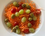 Hình bước làm 2 của món Salad Cà Rốt, Olive, Nho, Cà Chua Bi, Phô Mai Và Sốt Mù Tạt Vàng Mật Ong