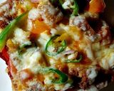 A picture of step 5 of Chicken tikka bread pizza 😋👍.