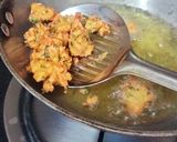 A picture of step 4 of Leftover Daal Palak Pakoda 😘😘😋😋.