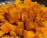 Poêlée végétarienne à la courge butternut, noix et raisins secs étape de la recette 2 photo