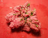Foto del paso 4 de la receta: Pizza de hojaldre con ternera picada y champiñones