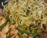 A picture of step 3 of Salmon & Asparagus Udon Noodles.