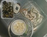 A picture of step 2 of Mushrooms shrimp fried rice.