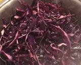 Burgonya ágyon sült hurka-kolbasz, párolt lilakáposztával recept fázis 3 fotója