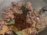 Martabak telor isi daging kari